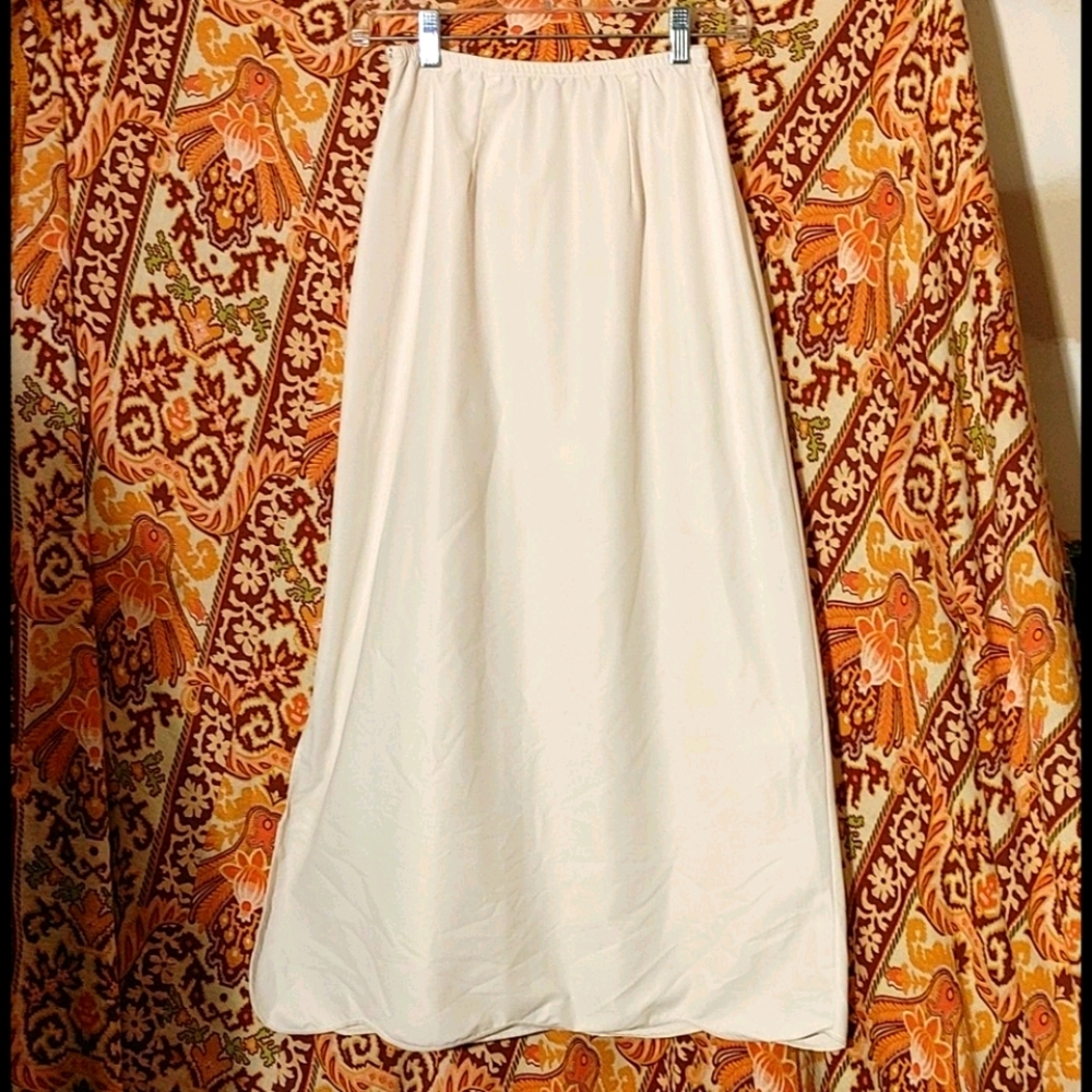ANOTHER VINTAGE beige half slip with scalloped hem.   Get it outta my li… - Picture 4 of 9